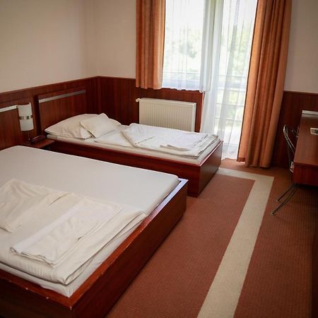 Korona Hotel Es Etterem Puspokladany Экстерьер фото