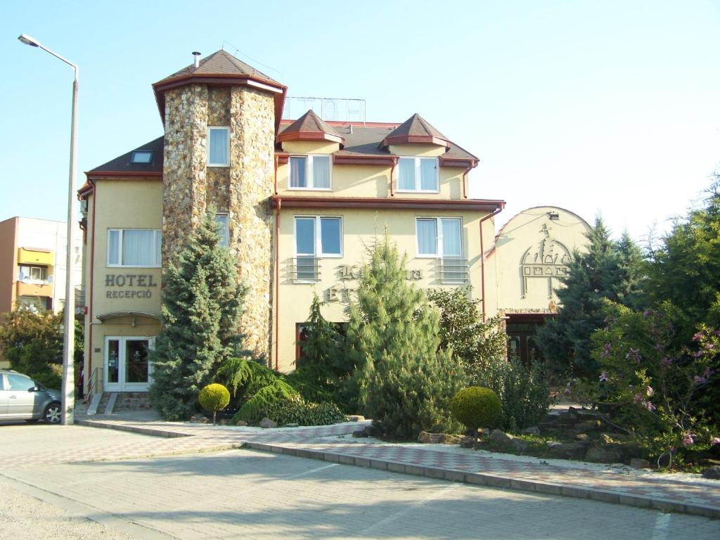 Korona Hotel Es Etterem Puspokladany Экстерьер фото