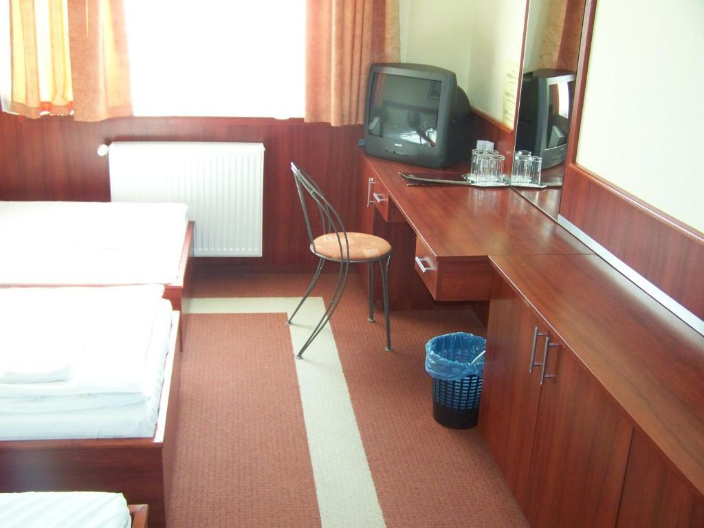 Korona Hotel Es Etterem Puspokladany Номер фото