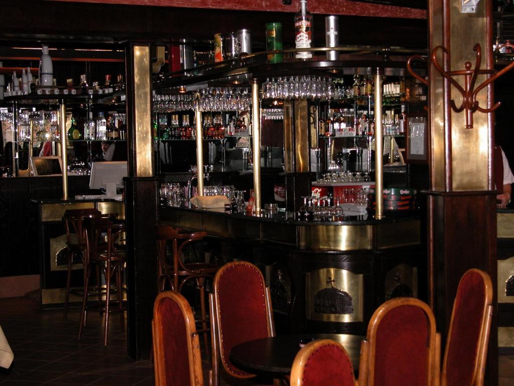 Korona Hotel Es Etterem Puspokladany Экстерьер фото
