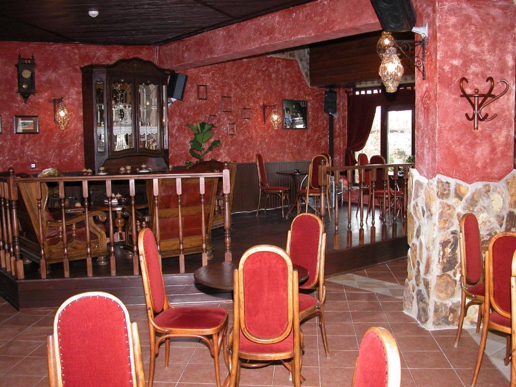 Korona Hotel Es Etterem Puspokladany Экстерьер фото